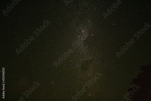 cielo estrellado en medio del desierto, atacama, chile.