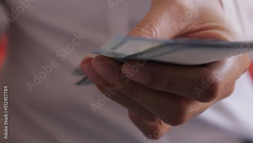 Persona con camisa blanca contando billetes de quinientos pesos mexicanos photo