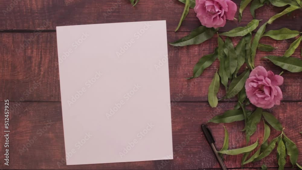 Vista desde arriba antes de escribir una carta con flores de adorno