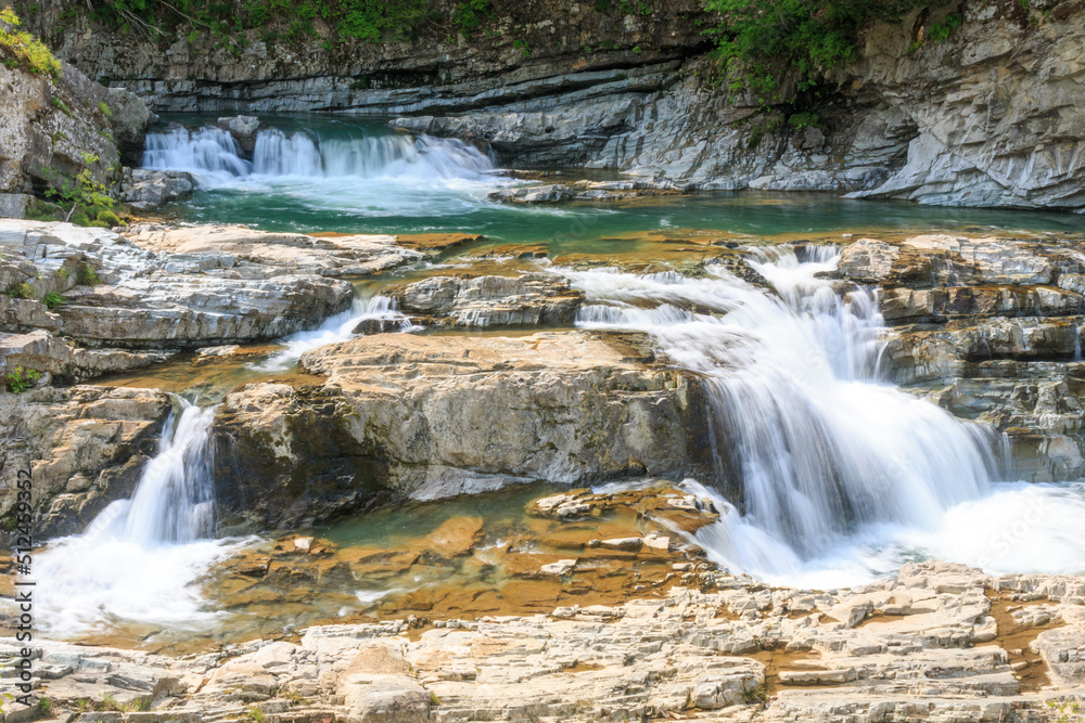 Obraz premium 北海道芦別市、マイナスイオンたっぷりの春の三段滝【5月】