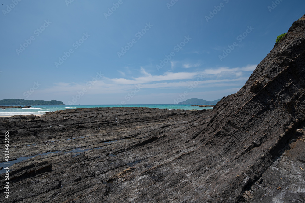 青い空 青い海 岩場のある海岸
