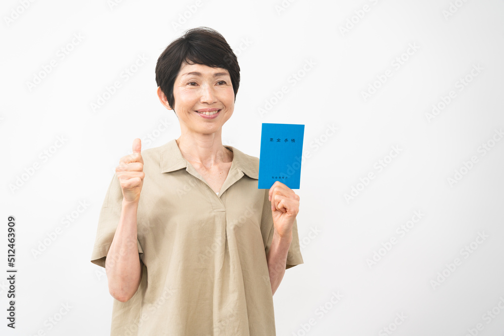 年金手帳を持ってサムズアップをするミドル女性 年金手帳を持ってサムズアップをするミドル女性