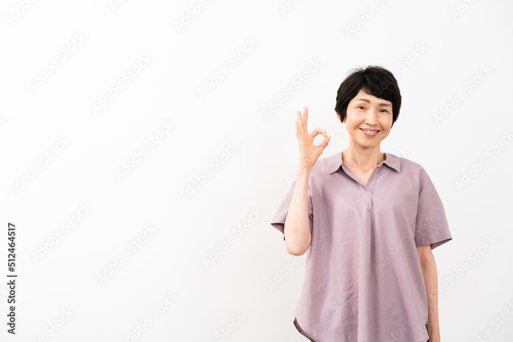 オッケーポーズをするミドル女性