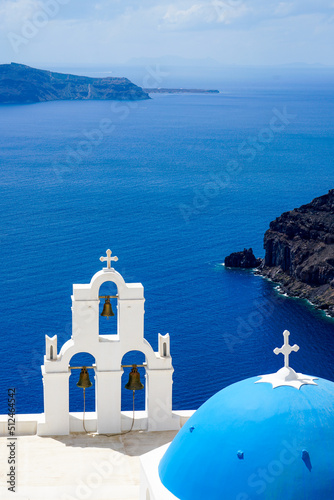 Fotografía Blue and white church and blue sea, Santorini Island, Greece