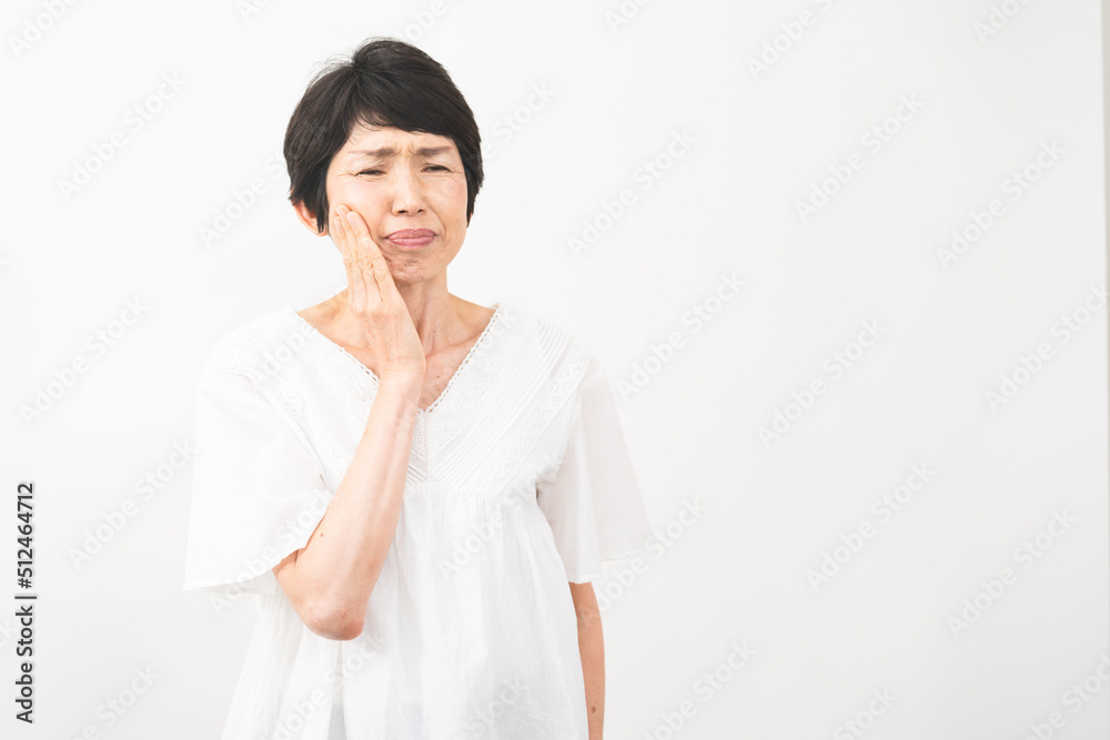 健康イメージ　虫歯が痛むミドル女性