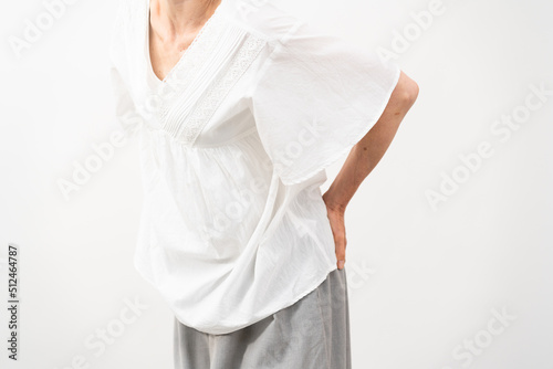 健康イメージ 腰をさするミドル女性
