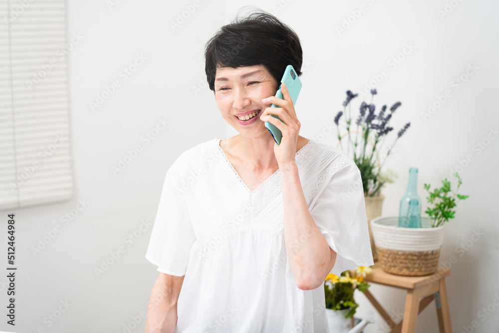 スマートフォンで通話をするミドル女性