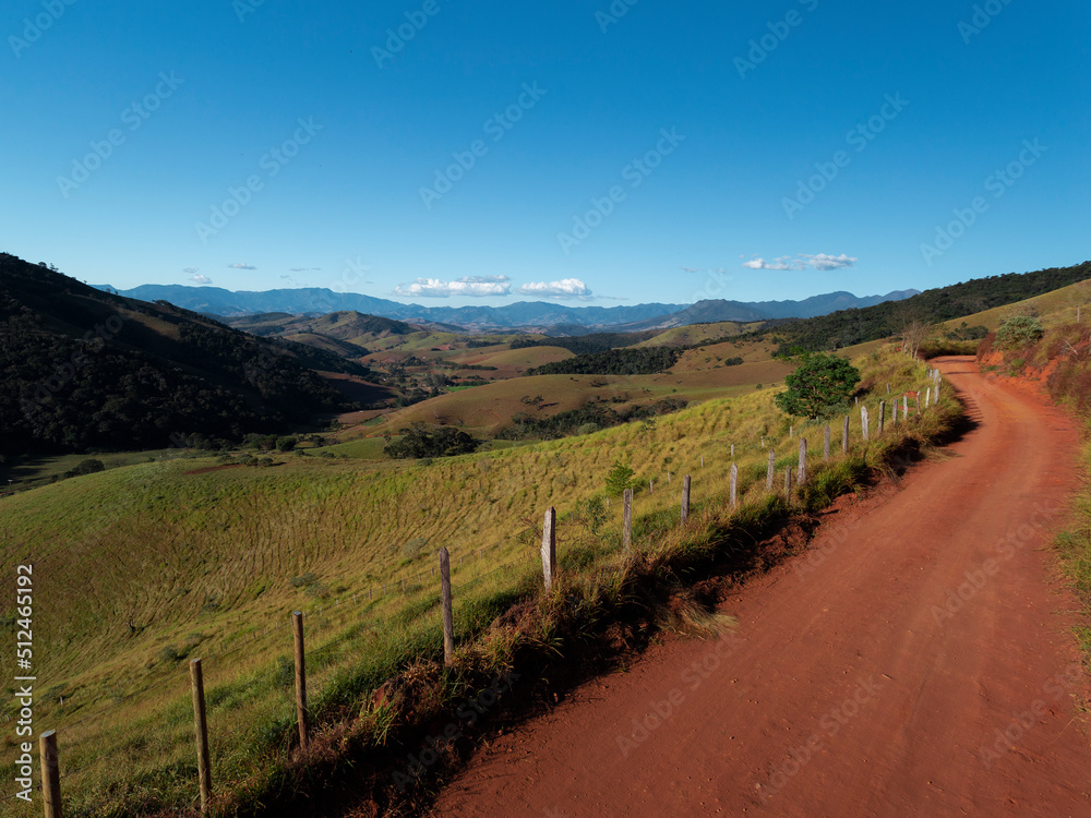 Naklejka premium Passa Quatro, Minas Gerais, Brasil: Estrada segundária entre os municípios de Virginha e Passa Quatro na Serra da Mantiqueira com vista da Serra Fina