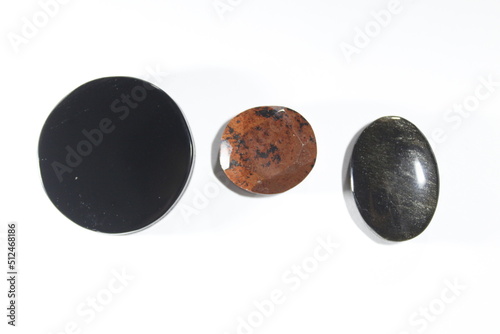 Tres piezas de obsidiana de distintos tipos que suelen ser usadas por personas que creen en el manejo de energías