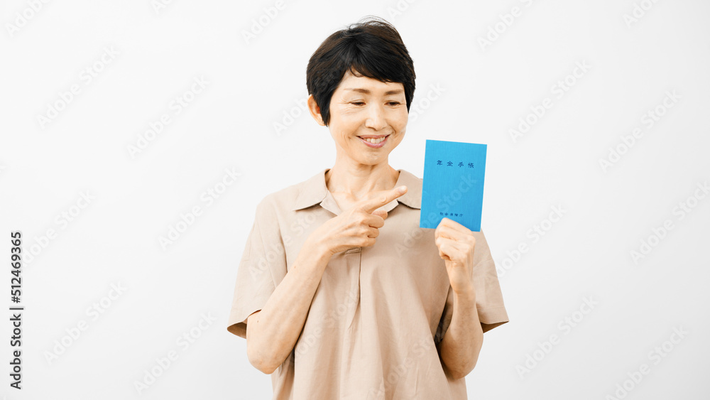 年金手帳を持って指差しをするミドル女性