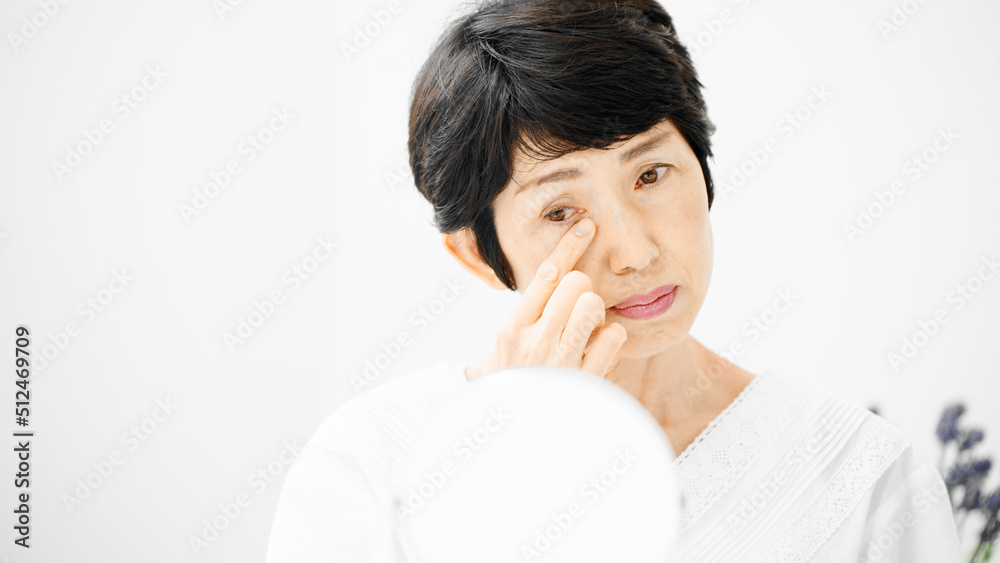 ビューティーイメージ　目元を気にするミドル女性
