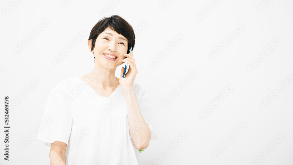 スマートフォンで通話をするミドル女性 スマートフォンで通話をするミドル女性