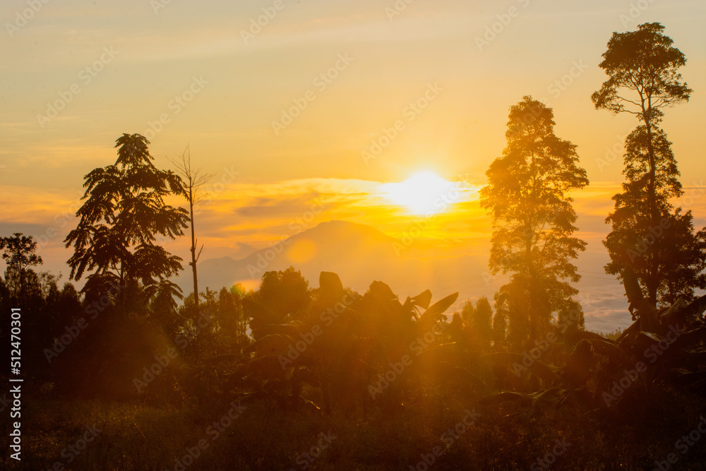 Obraz premium the view when the sun rises on the island of Java, Indonesia