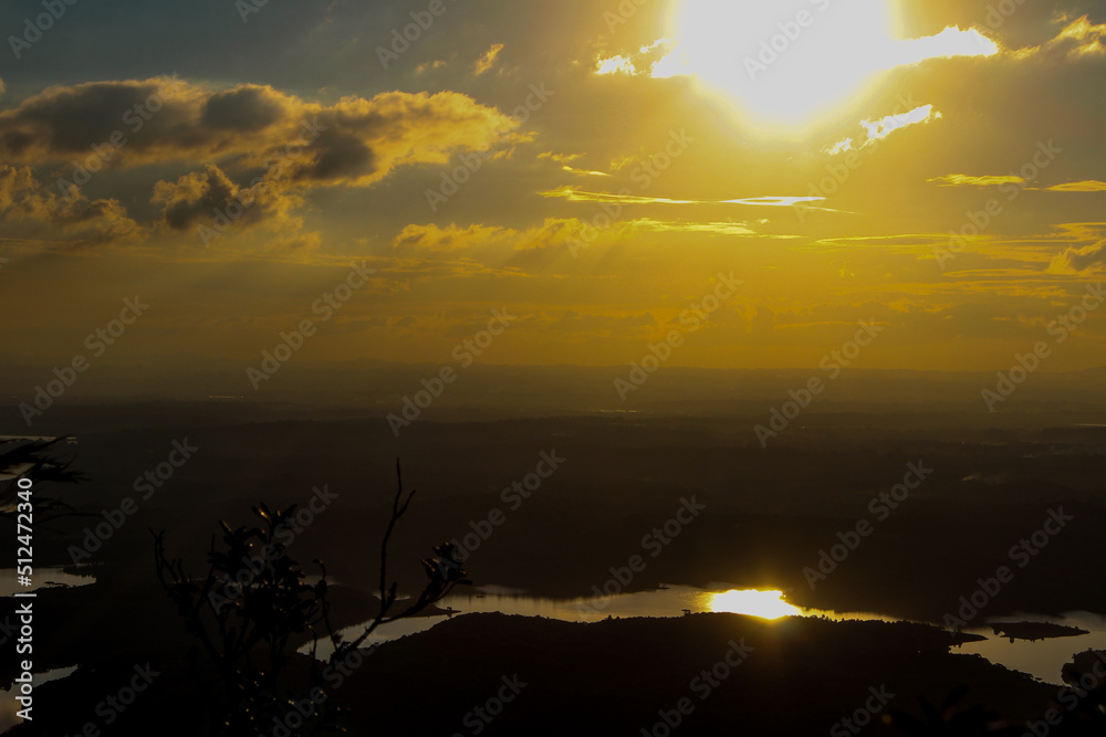 Por de sol visto do alto do morro do Canal, serra do mar paranaense, sul do Brasil Por de sol visto do alto do morro do Canal, serra do mar paranaense, sul do Brasil