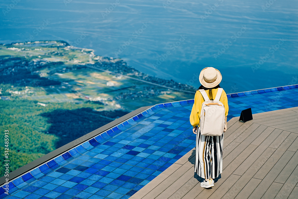 Naklejka premium びわ湖テラスと旅行者