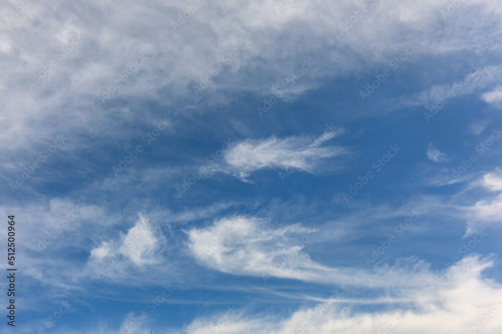 Cirrus oder Federwolke im blauen Himmel