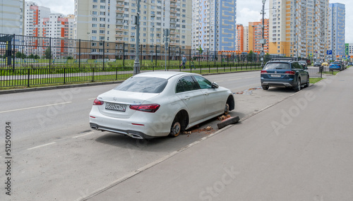 The wheels were removed from the car by thieves on June 20, 2022 in Moscow