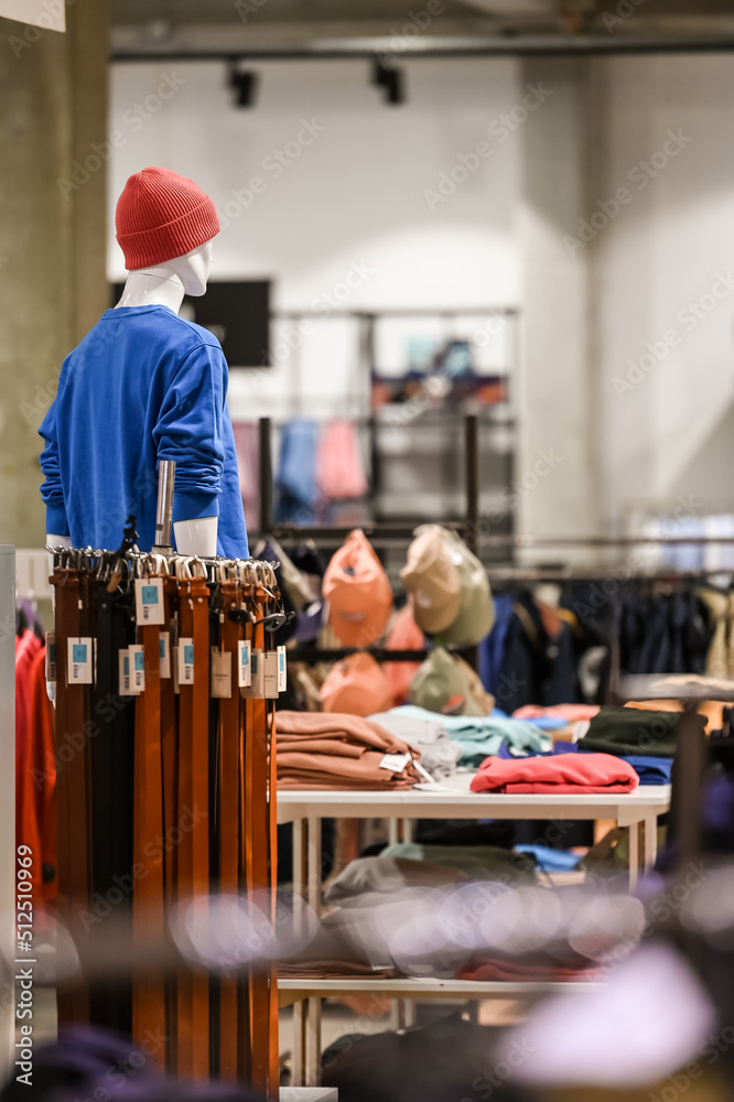 magasin mode vetement achat vente collection mannequin presentation vitrine exposition homme