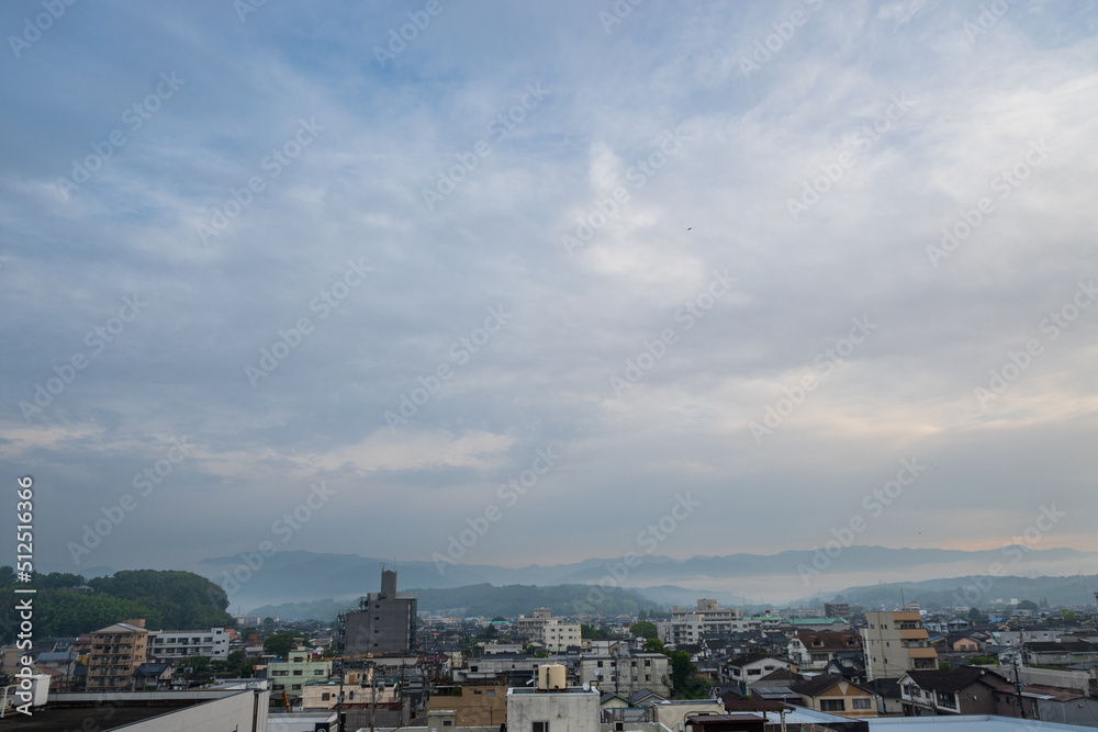 雲が残る早朝の人吉盆地