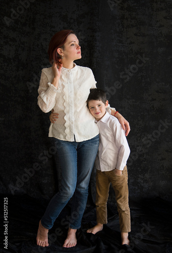 parent and child on black backgroundin studio © Tetatet