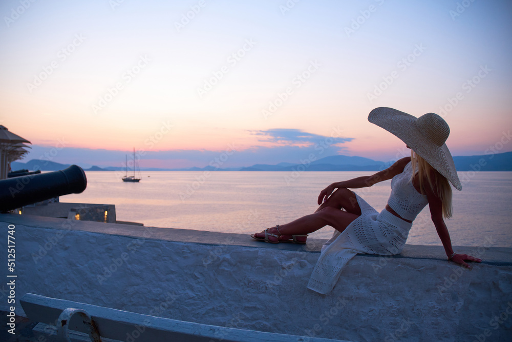 Φωτογραφία Beautiful girl tourist walking in the streets of Hydra, Greece