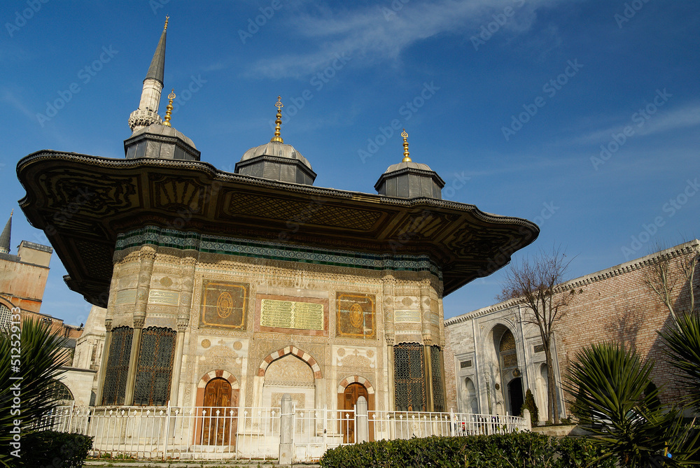 Fuente del sultan Ahmet III (1728),detras la puerta imperial del palacio Topkapi.Sutanahmet.Estambul.Turquia.