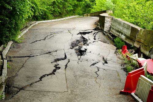 Fotografia Cracked asphalt, damage road broken from earthquake