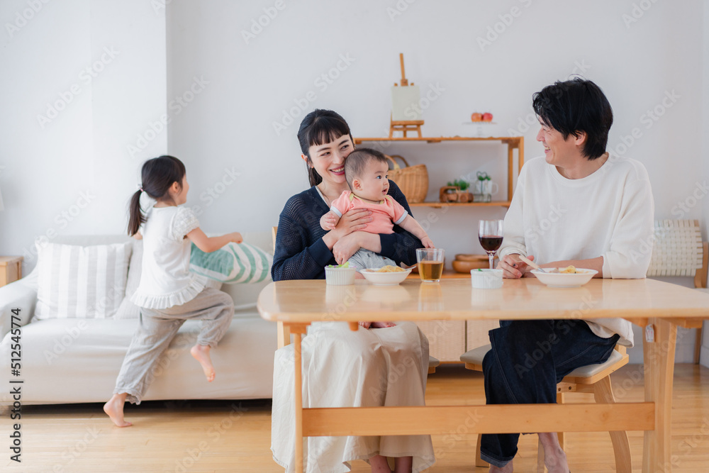 子どもたちと食卓を囲むファミリー 子どもたちと食卓を囲むファミリー