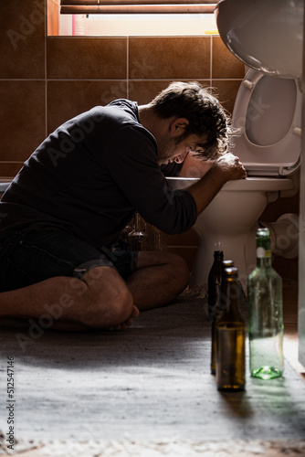 Alkoholisierter, betrunkener Mann im Badezimmer photo