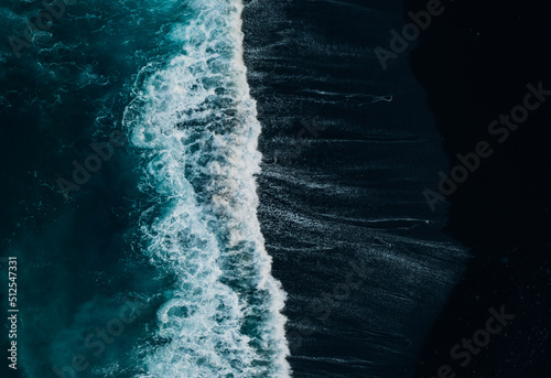 Blaues Meer und schwarzer Strand mit der Drohne Vulkaninsel 5 © Marlon