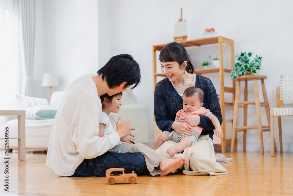 おうちで休日を過ごす家族 おうちで休日を過ごす家族