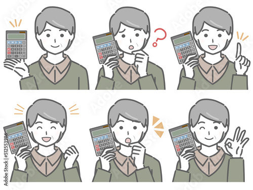 電卓を手に持つ中年男性（私服）