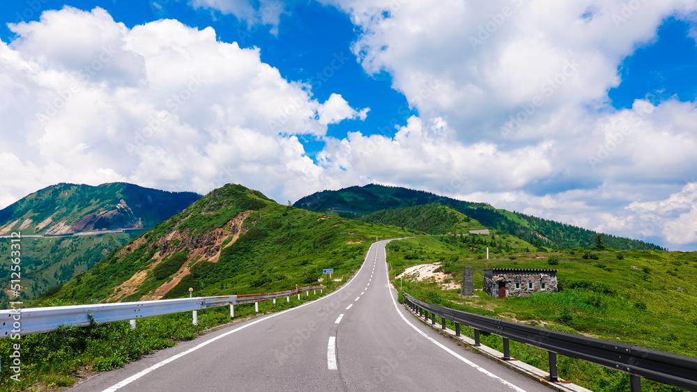 Fototapeta premium 草津温泉と志賀高原を結ぶ志賀草津道路から横手山