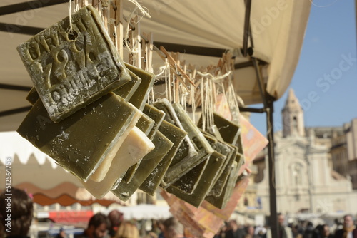 bancarella del mercato con sapone artigianale di Marsiglia photo