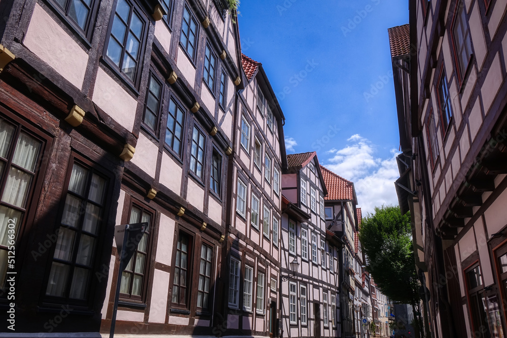 Straße mit historischen Fachwerkfassaden in der Altstadt von Hameln