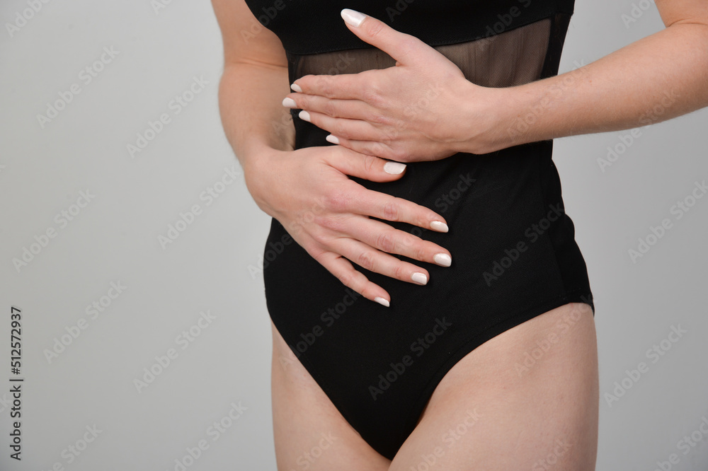 Fototapeta premium Frau jung sportlich taille schlank hält bauch vor schmerzen bauchweh schmerzen regelschmerzen regel