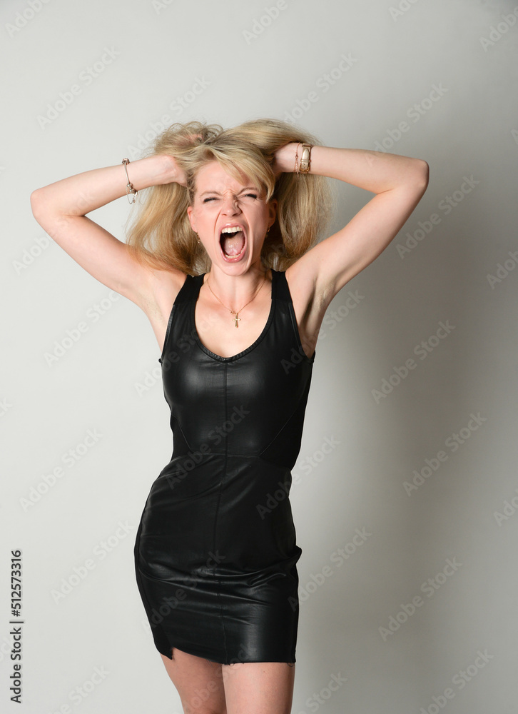 junge blonde schlanke schoene frau im kleid posing junge blonde schlanke schoene frau im kleid posing