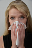 junge hübsche frau erkältung grippe niessend niesen heushnupfen mit taschentuch niesend nießen schnaubend