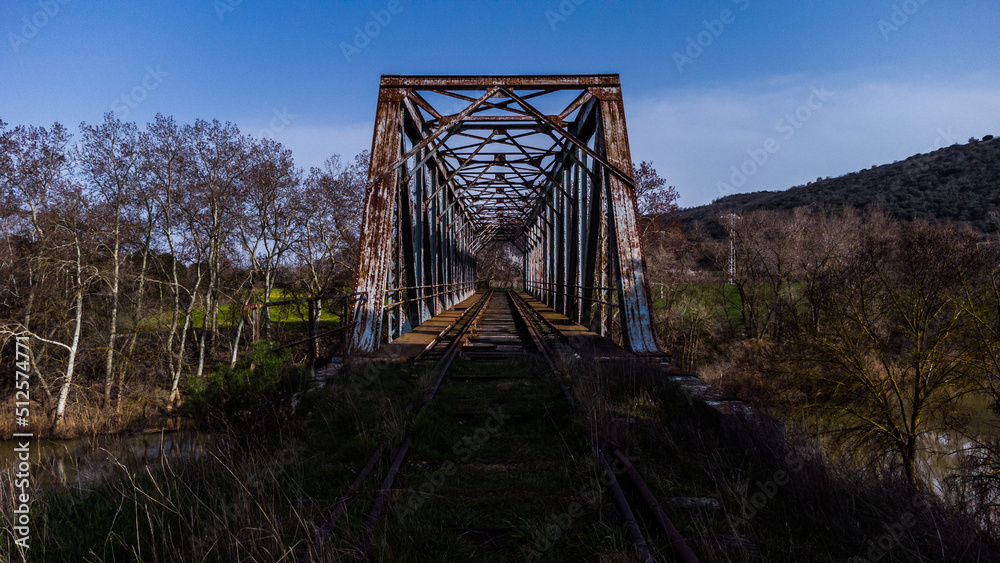 Puente de hierro sobre el rio Duero