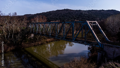 Puente de hierro sobre el rio Duero