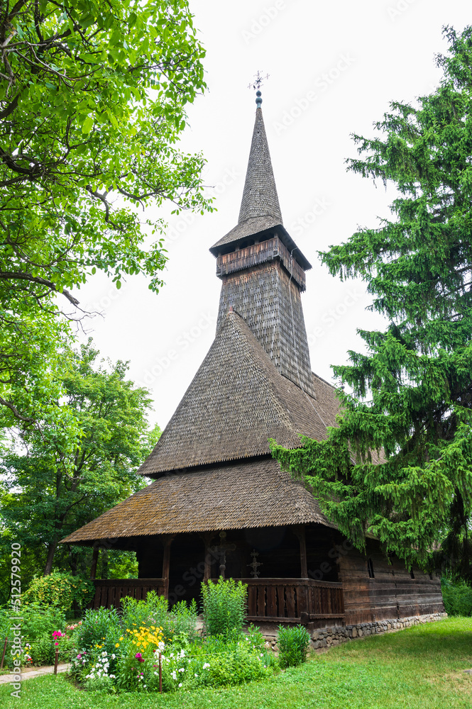 Historische Holzkirche umgeben von grünen Parkanlagen in Bukarest, Rumänien