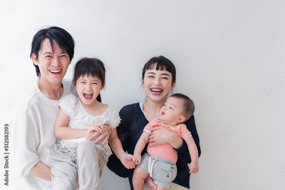 赤ちゃんがいる家族の集合写真 赤ちゃんがいる家族の集合写真