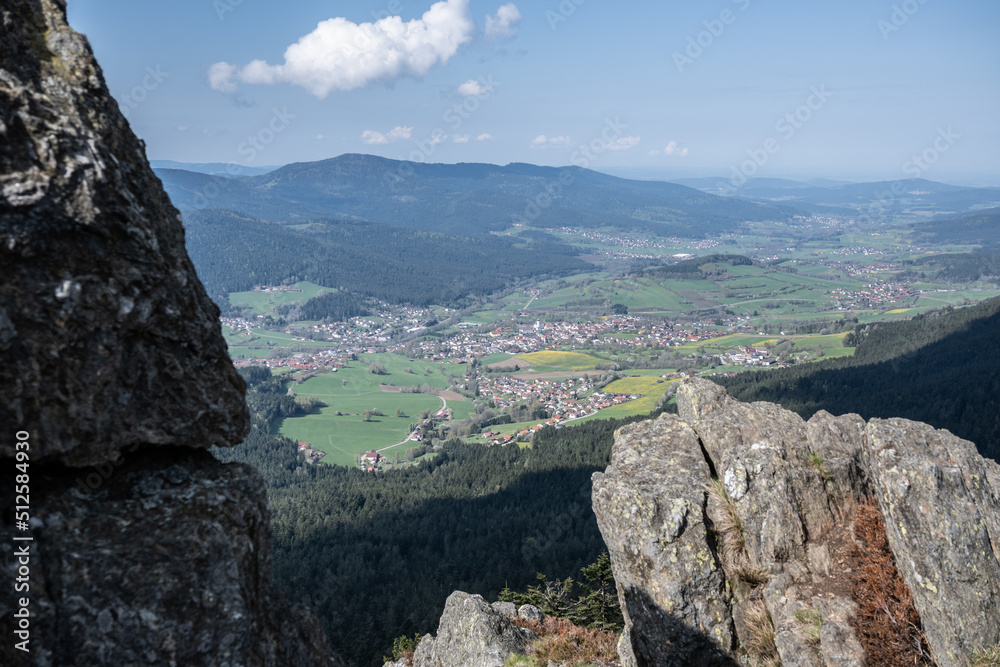 Fototapeta premium Aussicht unterhalb des kleinen Osser auf Lam und Blick in das Tal