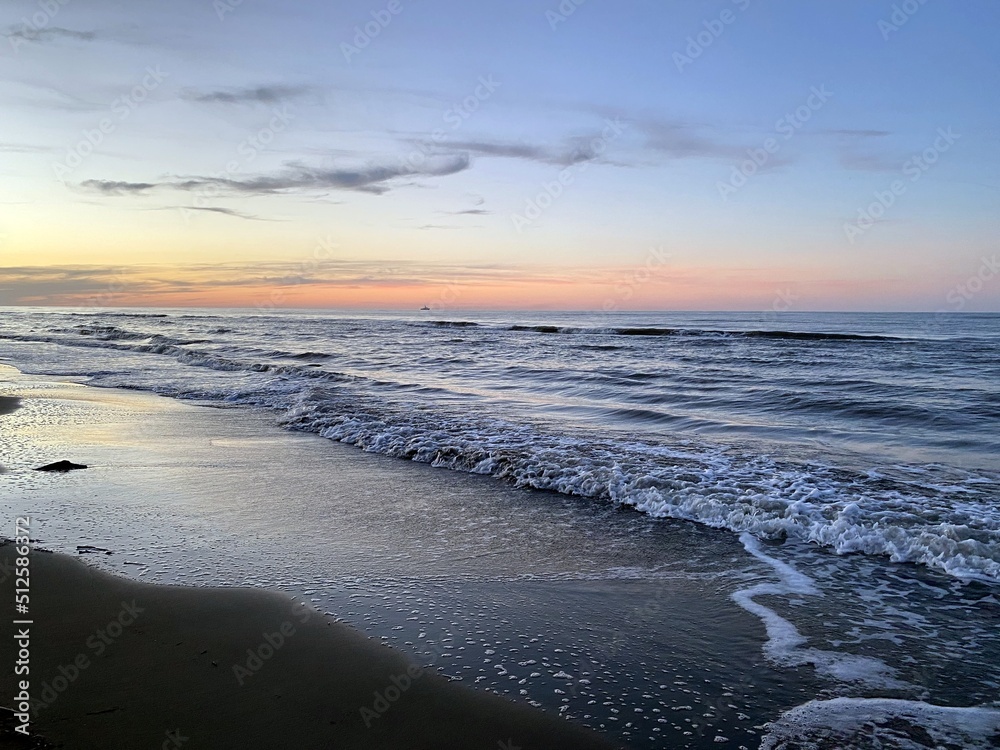 Морской пейзаж Каспийского моря в часы заката