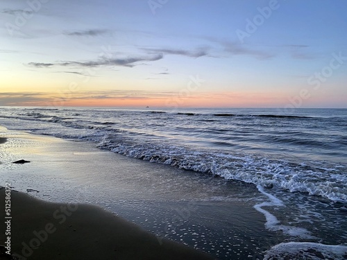 Морской пейзаж Каспийского моря в часы заката