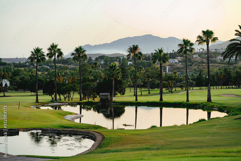 Obraz premium Golf course views at sunset