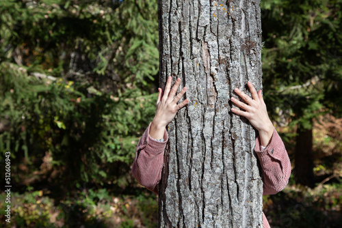 Mujer abrazando a un árbol. Amor a la naturaleza.