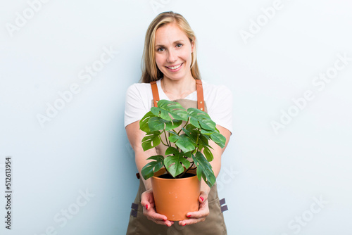 Foto young adult blonde woman. farmer and gardering concept