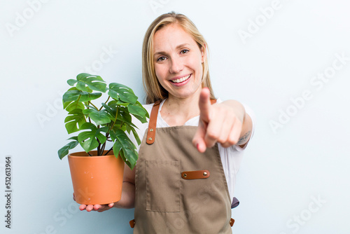 Foto young adult blonde woman. farmer and gardering concept