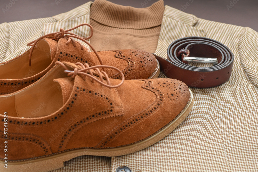 Poster Affiche Men brown suede brogue shoes combined with light beige blazer and sweater 40x26.7 cm